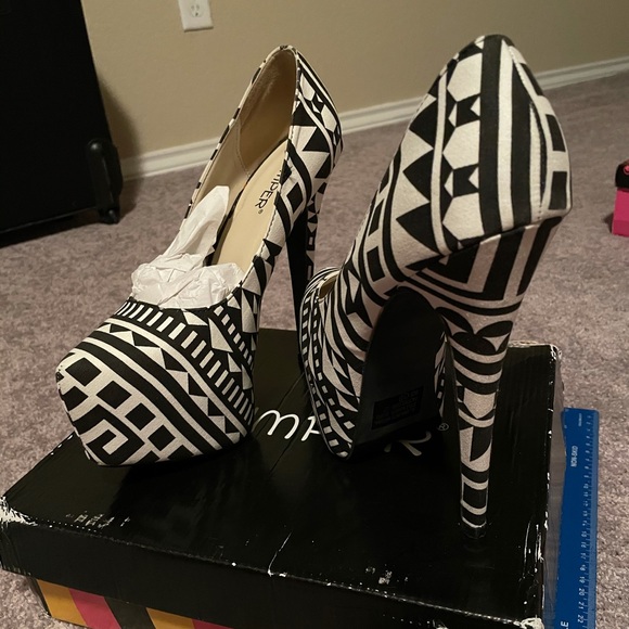 Black and white Aztec pattern platform heels - Picture 7 of 11
